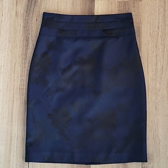 H&M Satin Floral High Waisted Pencil Skirt Navy Blue Black 6 - Picture 1 of 4